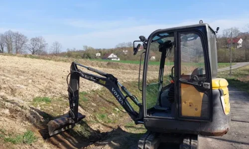 Oferujemy do wynajęcie koparkę gąsienicową Volvo EC15 - waga 1,5t. Koparka posiada 4 łyżki: 25, 30, 50 cm oraz skarpówka 100 cm.