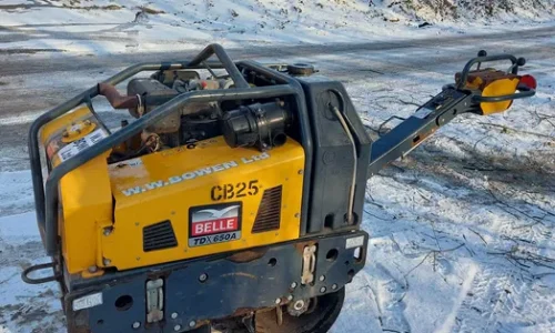 Oferujemy do wynajęcia walec z wibracją 700 kg. Siła ubijania 16kN. Szerokość bębna 65cm. Wymiary walca: 702 mm (szerokość) x 1093 mm (wysokość) x 2385 mm (długość). Walec posiada zbiornik na wodę.